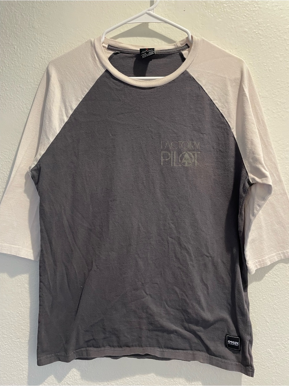 Oakley Factory Pilot 3/4 Raglan Shirt Mens Large Gray Cream Baseball Tee
